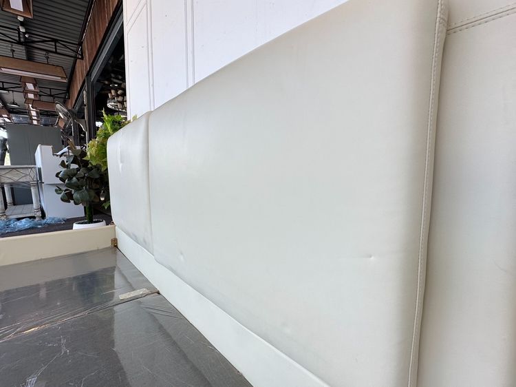 เตียงนอน 6 ฟุต ไม้อัดบุนวมหุ้มหนัง PU สีครีม คานและขาเหล็กสีดำ แผ่นรองไม้อัดหุ้มผ้าสีเทา ปลายขาเตียงเหล็กชุบโครมเมียม  รูปที่ 5