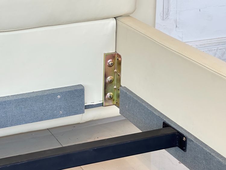 เตียงนอน 6 ฟุต ไม้อัดบุนวมหุ้มหนัง PU สีครีม คานและขาเหล็กสีดำ แผ่นรองไม้อัดหุ้มผ้าสีเทา ปลายขาเตียงเหล็กชุบโครมเมียม  รูปที่ 15