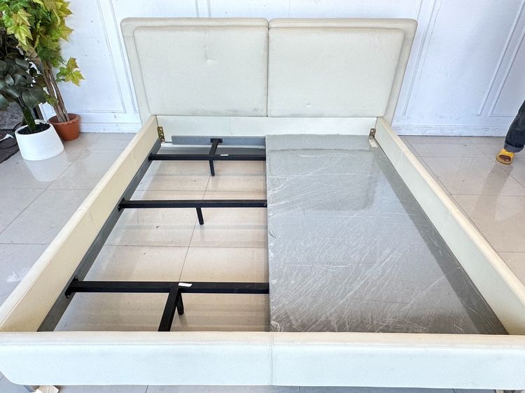 เตียงนอน 6 ฟุต ไม้อัดบุนวมหุ้มหนัง PU สีครีม คานและขาเหล็กสีดำ แผ่นรองไม้อัดหุ้มผ้าสีเทา ปลายขาเตียงเหล็กชุบโครมเมียม  รูปที่ 12