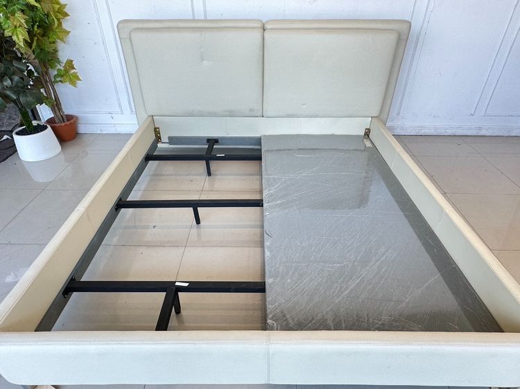 เตียงนอน 6 ฟุต ไม้อัดบุนวมหุ้มหนัง PU สีครีม คานและขาเหล็กสีดำ แผ่นรองไม้อัดหุ้มผ้าสีเทา ปลายขาเตียงเหล็กชุบโครมเมียม  รูปที่ 13