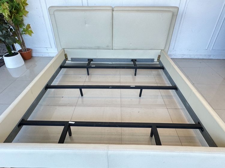 เตียงนอน 6 ฟุต ไม้อัดบุนวมหุ้มหนัง PU สีครีม คานและขาเหล็กสีดำ แผ่นรองไม้อัดหุ้มผ้าสีเทา ปลายขาเตียงเหล็กชุบโครมเมียม  รูปที่ 14