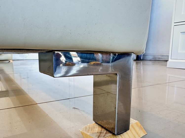 เตียงนอน 6 ฟุต ไม้อัดบุนวมหุ้มหนัง PU สีครีม คานและขาเหล็กสีดำ แผ่นรองไม้อัดหุ้มผ้าสีเทา ปลายขาเตียงเหล็กชุบโครมเมียม  รูปที่ 17