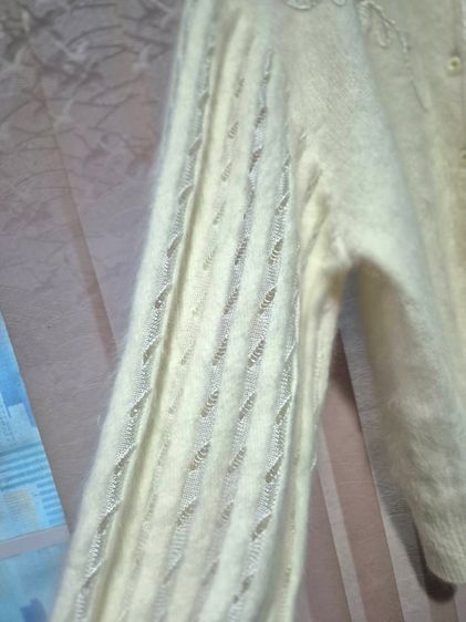 เสื้อไหมพรมสีครีมไข่ไก่ ใหม่มากเทียบเท่ามือหนึ่ง เนื้อผ้านิ่ม ใส่แล้วลุคคุณหนูมาก รูปที่ 2