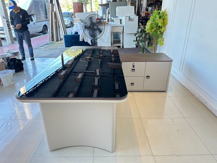 โต๊ะทำงานทรงแอล ท็อปกระจก มีรางปลั๊ก ลิ้นชักล็อกแบบตั้งรหัส โครงไม้ MDF ขาเหล็ก รูปที่ 5