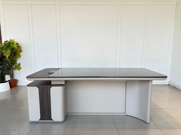 เทา โต๊ะทำงานทรงแอล ท็อปกระจก มีรางปลั๊ก ลิ้นชักล็อกแบบตั้งรหัส โครงไม้ MDF ขาเหล็ก