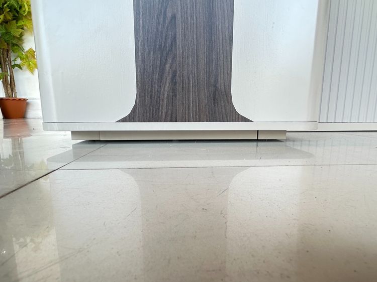 โต๊ะทำงานทรงแอล ท็อปกระจก มีรางปลั๊ก ลิ้นชักล็อกแบบตั้งรหัส โครงไม้ MDF ขาเหล็ก รูปที่ 17