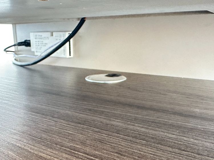 โต๊ะทำงานทรงแอล ท็อปกระจก มีรางปลั๊ก ลิ้นชักล็อกแบบตั้งรหัส โครงไม้ MDF ขาเหล็ก รูปที่ 14