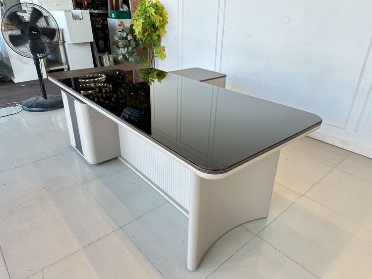 โต๊ะทำงานทรงแอล ท็อปกระจก มีรางปลั๊ก ลิ้นชักล็อกแบบตั้งรหัส โครงไม้ MDF ขาเหล็ก รูปที่ 4