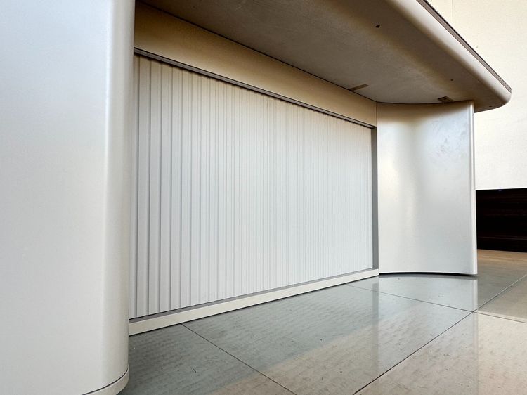 โต๊ะทำงานทรงแอล ท็อปกระจก มีรางปลั๊ก ลิ้นชักล็อกแบบตั้งรหัส โครงไม้ MDF ขาเหล็ก รูปที่ 18