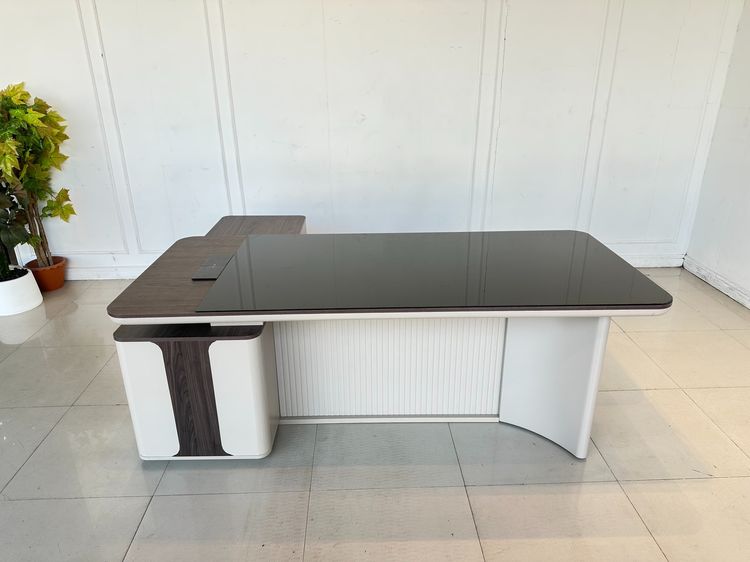 โต๊ะทำงานทรงแอล ท็อปกระจก มีรางปลั๊ก ลิ้นชักล็อกแบบตั้งรหัส โครงไม้ MDF ขาเหล็ก รูปที่ 2