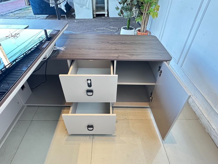 โต๊ะทำงานทรงแอล ท็อปกระจก มีรางปลั๊ก ลิ้นชักล็อกแบบตั้งรหัส โครงไม้ MDF ขาเหล็ก รูปที่ 8