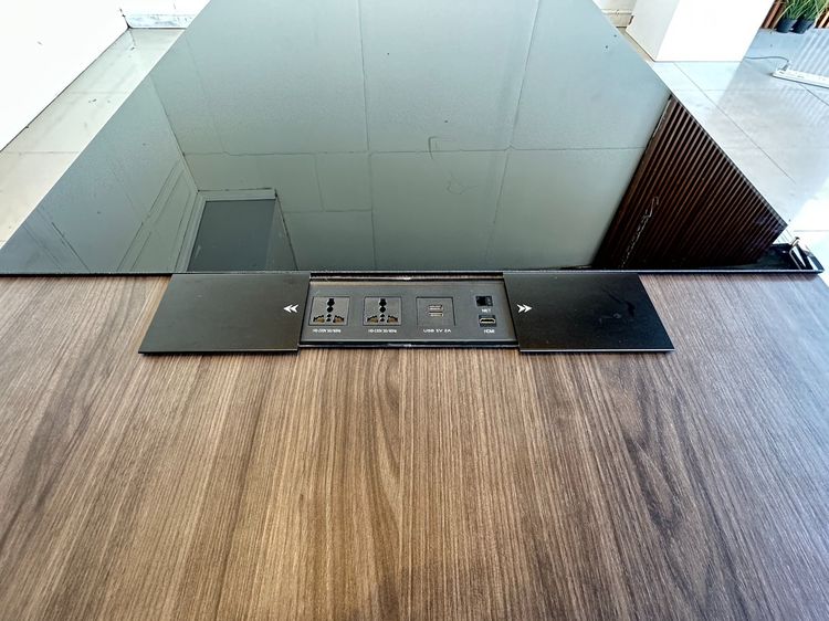 โต๊ะทำงานทรงแอล ท็อปกระจก มีรางปลั๊ก ลิ้นชักล็อกแบบตั้งรหัส โครงไม้ MDF ขาเหล็ก รูปที่ 12