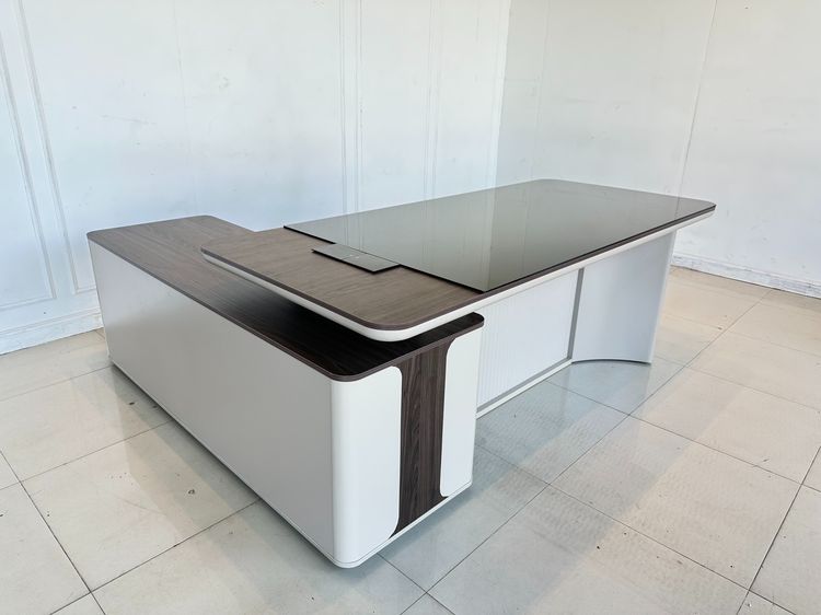 โต๊ะทำงานทรงแอล ท็อปกระจก มีรางปลั๊ก ลิ้นชักล็อกแบบตั้งรหัส โครงไม้ MDF ขาเหล็ก รูปที่ 3