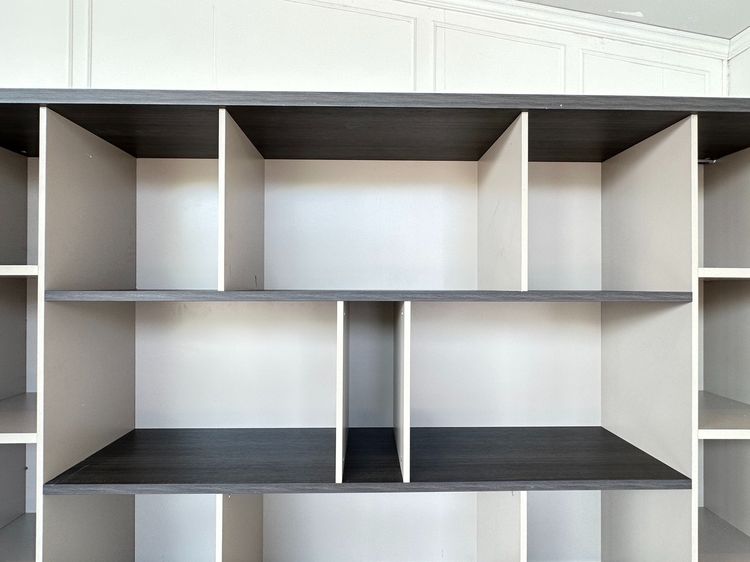 ชั้นโชว์ 5 บานเปิด โครงไม้ MDF สีน้ำตาล-เทา บานขวาลายหินอ่อน มือจับอลูมิเนียม  รูปที่ 11