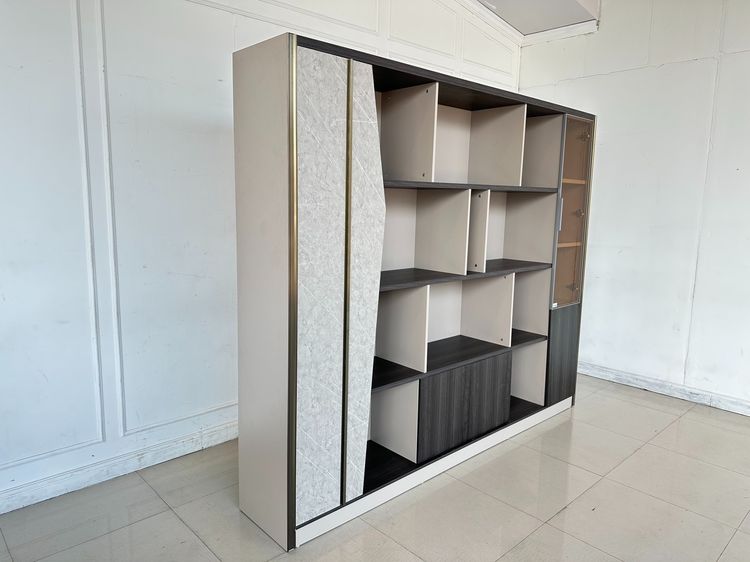 ชั้นโชว์ 5 บานเปิด โครงไม้ MDF สีน้ำตาล-เทา บานขวาลายหินอ่อน มือจับอลูมิเนียม  รูปที่ 2