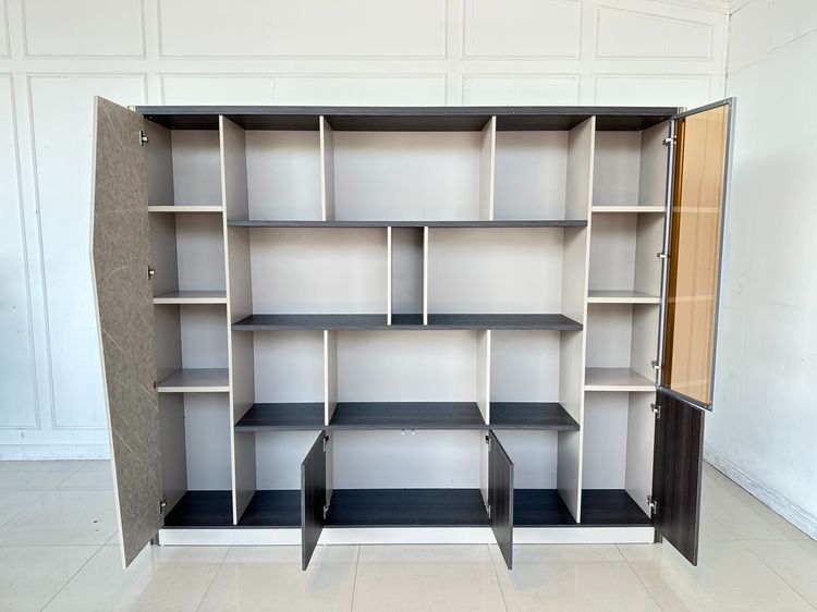 ชั้นโชว์ 5 บานเปิด โครงไม้ MDF สีน้ำตาล-เทา บานขวาลายหินอ่อน มือจับอลูมิเนียม  รูปที่ 6