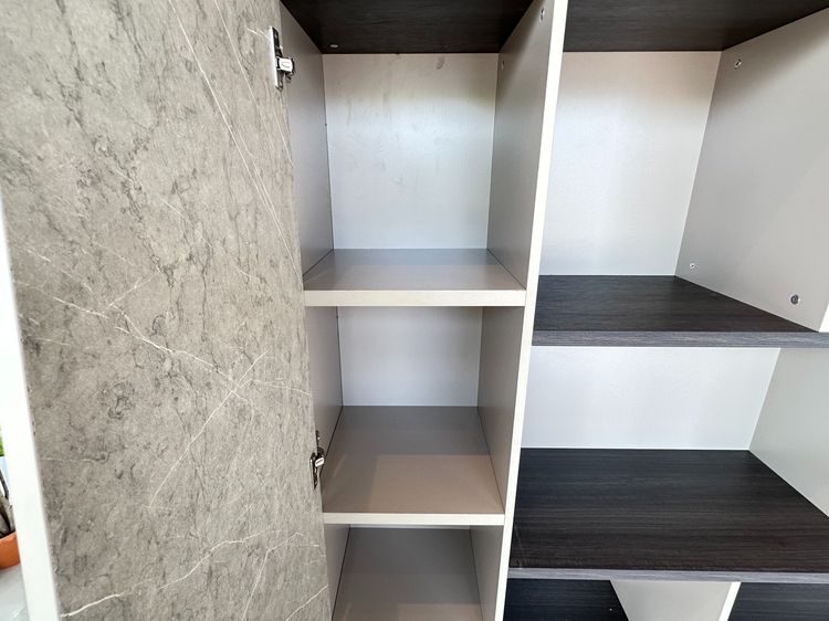 ชั้นโชว์ 5 บานเปิด โครงไม้ MDF สีน้ำตาล-เทา บานขวาลายหินอ่อน มือจับอลูมิเนียม  รูปที่ 9