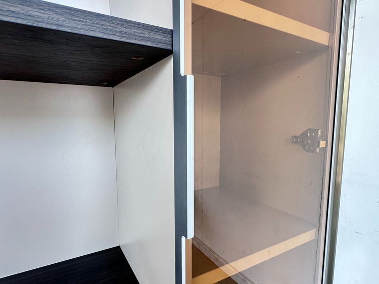 ชั้นโชว์ 5 บานเปิด โครงไม้ MDF สีน้ำตาล-เทา บานขวาลายหินอ่อน มือจับอลูมิเนียม  รูปที่ 17