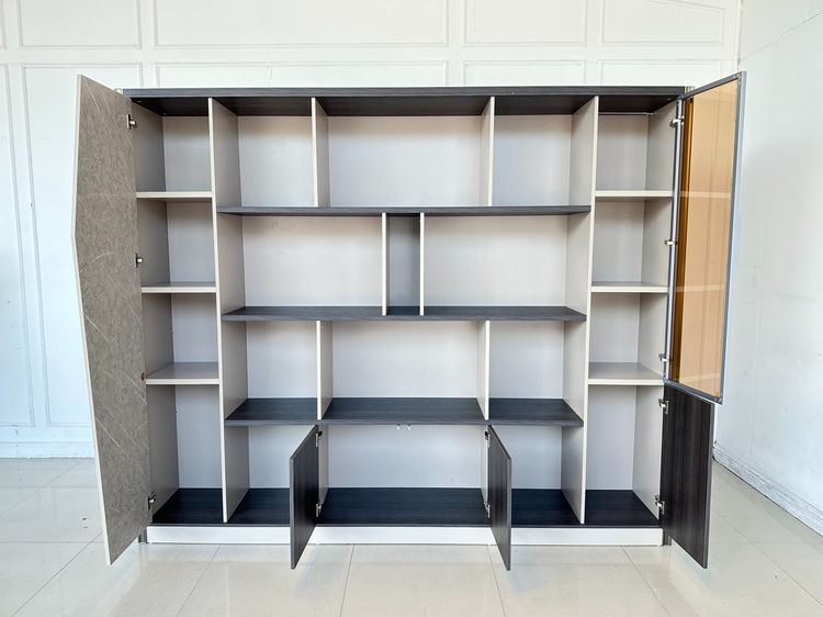 ชั้นโชว์ 5 บานเปิด โครงไม้ MDF สีน้ำตาล-เทา บานขวาลายหินอ่อน มือจับอลูมิเนียม  รูปที่ 7