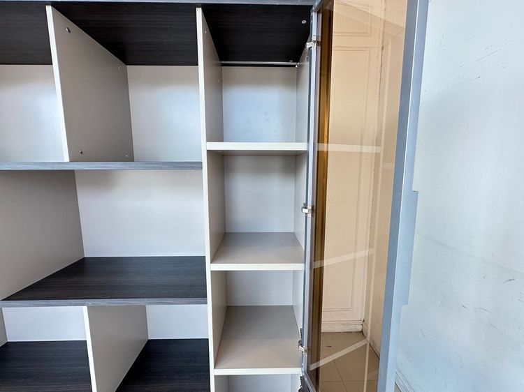 ชั้นโชว์ 5 บานเปิด โครงไม้ MDF สีน้ำตาล-เทา บานขวาลายหินอ่อน มือจับอลูมิเนียม  รูปที่ 14