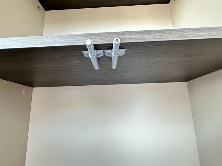 ชั้นโชว์ 5 บานเปิด โครงไม้ MDF สีน้ำตาล-เทา บานขวาลายหินอ่อน มือจับอลูมิเนียม  รูปที่ 13