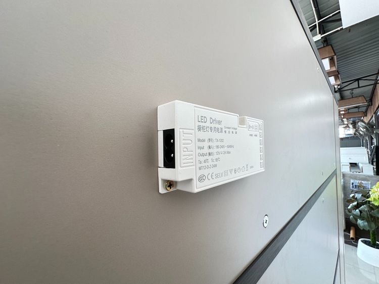 ชั้นโชว์ 5 บานเปิด โครงไม้ MDF สีน้ำตาล-เทา บานขวาลายหินอ่อน มือจับอลูมิเนียม  รูปที่ 5