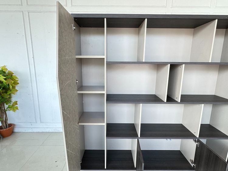 ชั้นโชว์ 5 บานเปิด โครงไม้ MDF สีน้ำตาล-เทา บานขวาลายหินอ่อน มือจับอลูมิเนียม  รูปที่ 8