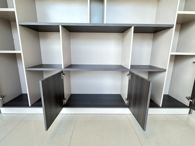 ชั้นโชว์ 5 บานเปิด โครงไม้ MDF สีน้ำตาล-เทา บานขวาลายหินอ่อน มือจับอลูมิเนียม  รูปที่ 12