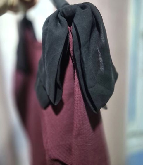 เสื้อสีแดงเลือดหมู แต่งโบว์สีดำบริเวณหัวไหล่ 2 ข้าง รูปที่ 2