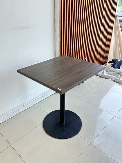 โต๊ะทานอาหาร ท็อปไม้ MDF ปิดผิวลามิเนตลายไม้สีน้ำตาล โครงขาเหล็กสีดำ  รูปที่ 3