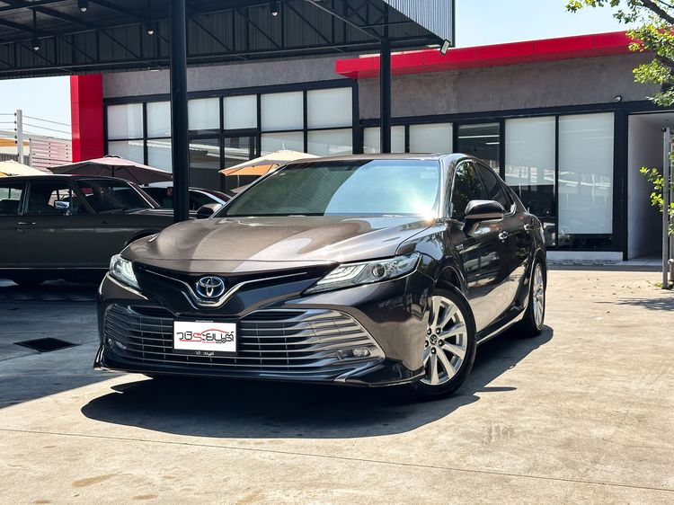 รถ Toyota Camry 2.5 Hybrid สี น้ำตาล