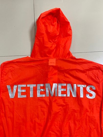 เสื้อกันลม VETEMENTS รูปที่ 9