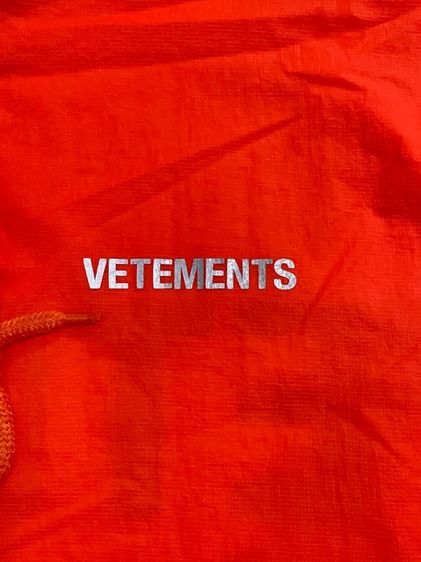 เสื้อกันลม VETEMENTS รูปที่ 6