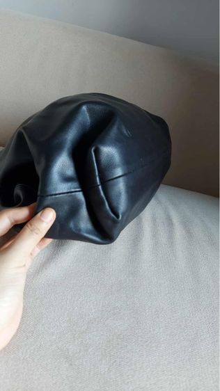 กระเป๋าคลัช Bottega Veneta สีดำ รูปที่ 11