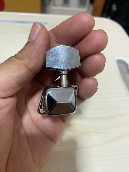 ลูกบิดกีต้าร์โปร่งแบบมีฝาครอบโครเมียม