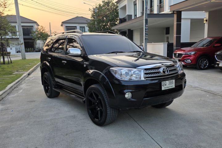 รถ Toyota Fortuner 2.7 V สี ดำ
