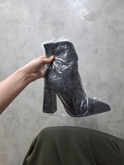 ​บูทส้นสูง 4 นิ้ว ทรงแม่ชม 🖤
ใครหาบู้ทใส่ไปเที่ยวหรือใส่ออกงานแนะนำคู่นี้เลยค่ะ หัวแหลมช่วยให้ดูเพรียว ไซส์เล็กหายาก รูปที่ 4