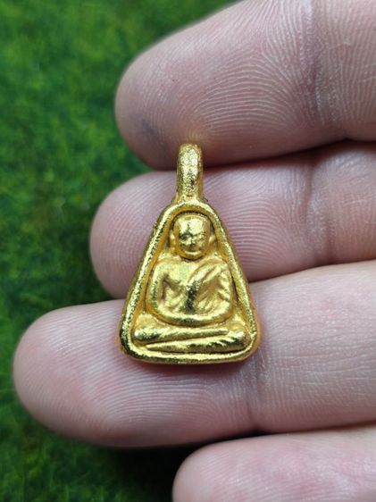 พระเหรียญจอบหลวงพ่อเงินวัดบางคลานสีทองเก่าๆ