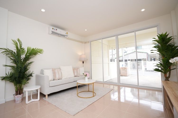 🏡 ขายทาวน์เฮ้าส์ 2 ชั้น ลาดพร้าว – รีโนเวทใหม่ทั้งหลัง พร้อมอยู่ 💥 ฟรีค่าโอน