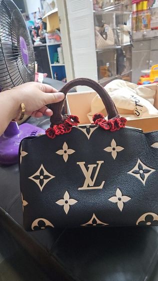 กระเป๋าถือ LV
