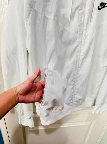 เสื้อวอร์มฮู้ด(ผ้าร่ม)สีขาว แบรนด์ Nike รุ่น Windrunner Hooded  รูปที่ 8