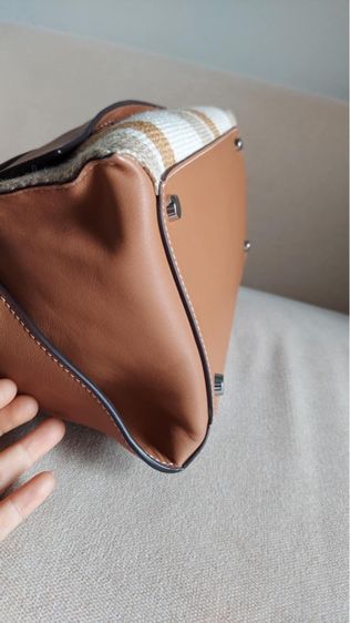 กระเป๋าถือ Loewe สีน้ำตาล รูปที่ 17