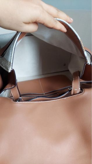 กระเป๋าถือ Loewe สีน้ำตาล รูปที่ 9