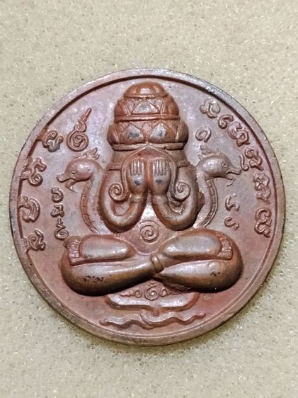 เหรียญพังพระกาฬเนื้อทองแดงเหมือนแช่น้ำมันอะไรมา