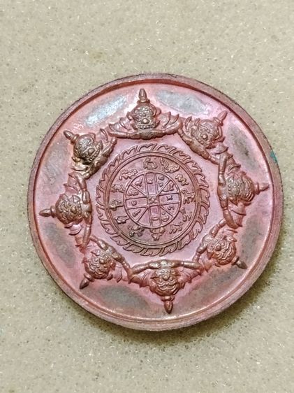 เหรียญพังพระกาฬเนื้อทองแดงเหมือนแช่น้ำมันอะไรมา รูปที่ 2