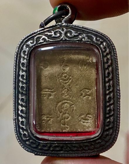 พระเนื้อผงหลังยันต์ พร้อมเลี่ยมกรอบเก่า รูปที่ 2