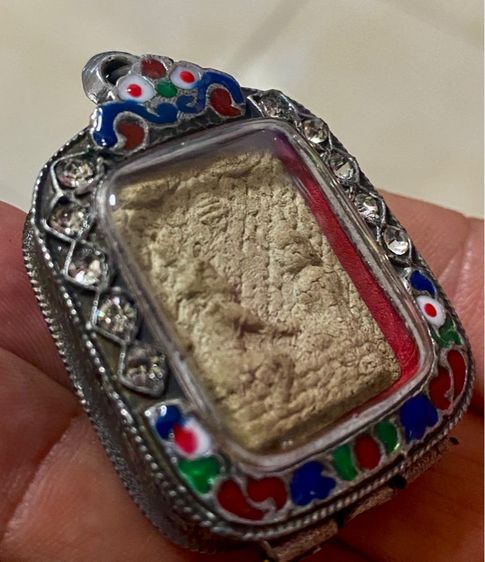 พระเนื้อผงหลังยันต์ พร้อมเลี่ยมกรอบเก่า รูปที่ 4