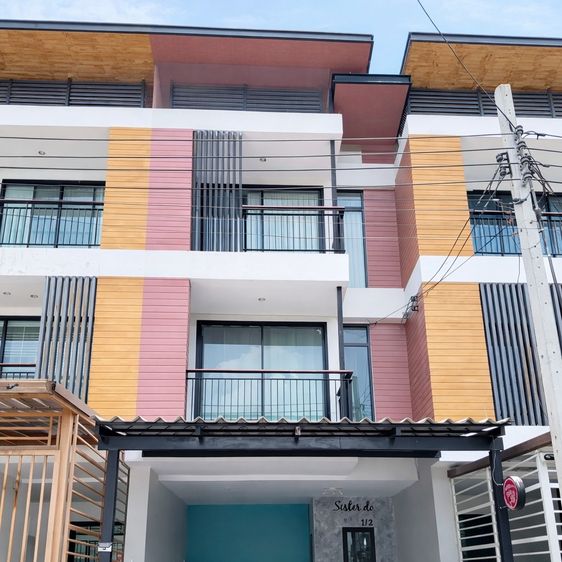 ขายทาวน์เฮาส์ 3 ชั้น หมู่บ้านผาสุขสันติ ซ.พัฒนาการ 67 แยก 10 พร้อมเข้าอยู่ ทำเลดีใกล้แอร์พอร์ตลิงก์และทางด่วน