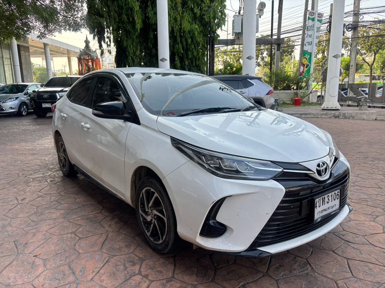 รถ Toyota Yaris ATIV 1.2 Sport สี ขาว