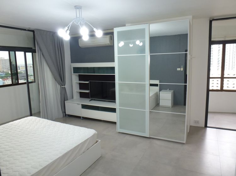 อื่นๆ ไม่อนุญาต มีบางส่วน สร้างเสร็จก่อน 2010 69 sqm Corner Unit Condo Huai Kwang